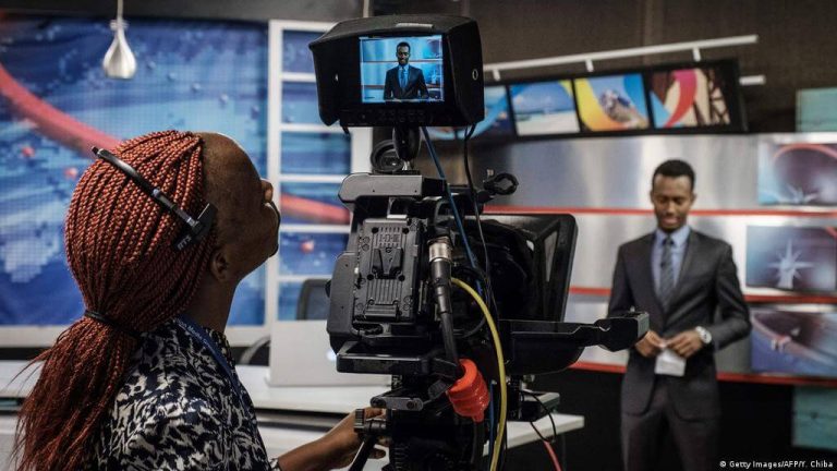 Femme journaliste dans un studio au Kenya